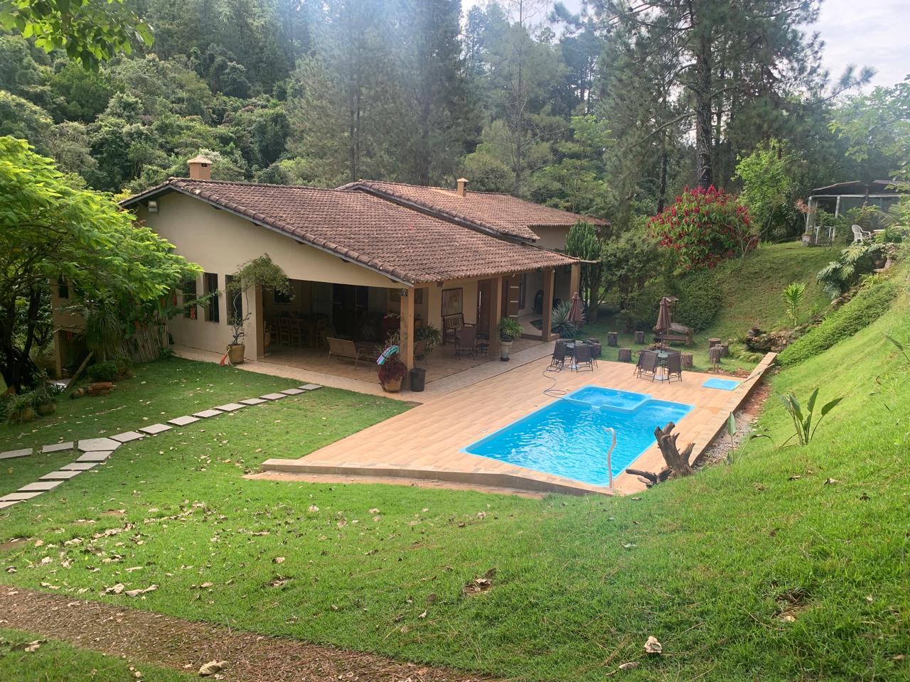 Casa de Campo à Venda na cidade de Águas de Lindóia-SP