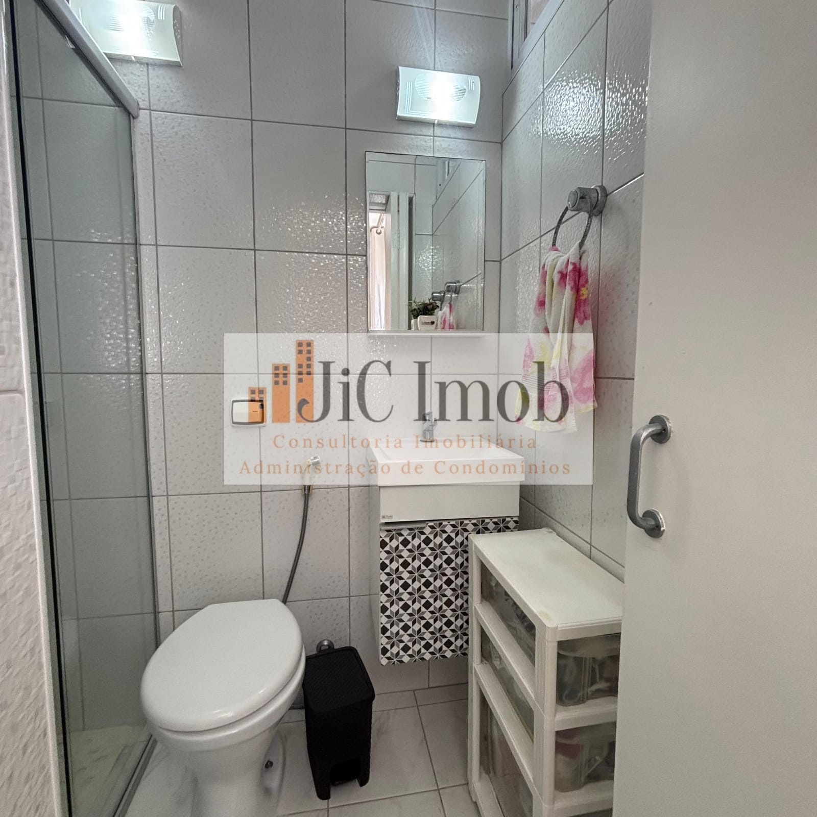 Seu novo lar com vista lateral para o mar! Apartamento de 2 suítes, sala ampla e boa cozinha.