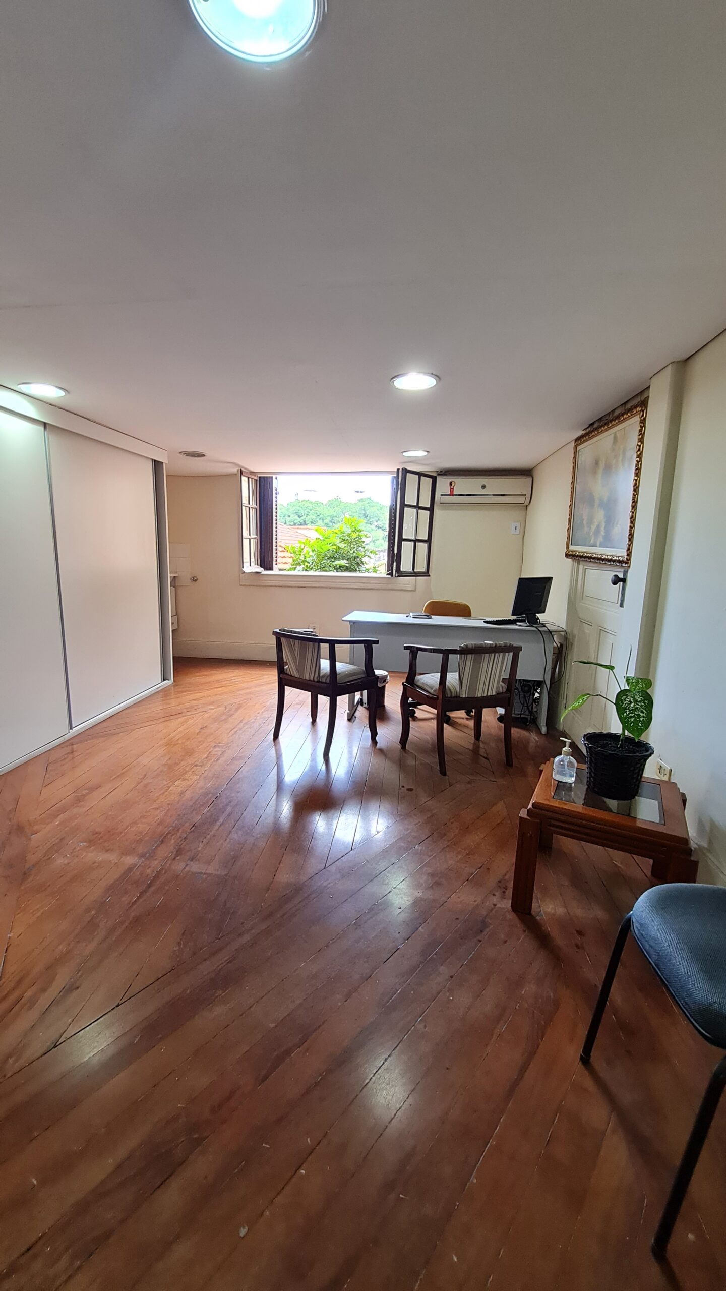 Sala Comercial com Mezanino para Locação no Centro de Santos